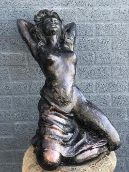Eine schöne Statue einer nackten Frau ganz aus Gusseisen Bronze-Look Rest, schön im Detail!