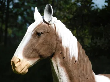 Statue de cheval marron et blanc – polystone – 105 cm – réaliste