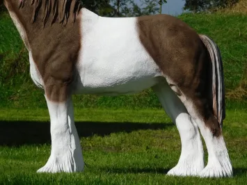 Bruin-wit paardenbeeld van polystone – 105 cm breed