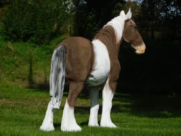 Statue de cheval brun et blanc en polystone – 105 cm de large