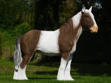 Statue de cheval brun et blanc en polystone – 105 cm de large