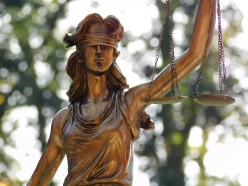 Vrouwe Justitia beeld – goudkleurig – polystone – 83 cm