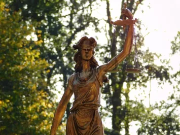 Vrouwe Justitia beeld XL – goudkleurig polystone – 83 cm
