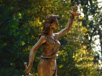 Statue de la Justice XL – polyrésine dorée – hauteur 83 cm