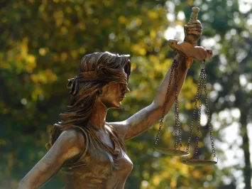 Statue de la Justice XL – polyrésine dorée – hauteur 83 cm