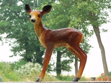 Tuinbeeld babyhert van polystone – natuurgetrouw beeld