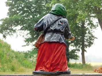 Humorvolle Charakterfigur einer Bettlerin aus Polystone
