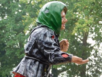 Figurine humoristique en polystone représentant une mendiante