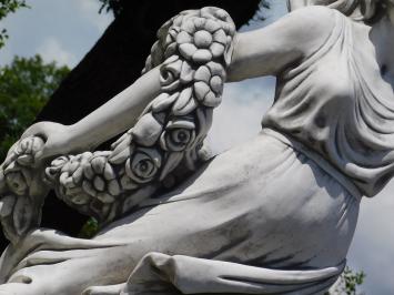 Statue d'une femme avec une couronne de fleurs – 175 cm – pierre classique