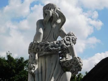 Statue d'une femme avec une couronne de fleurs – 175 cm – pierre classique
