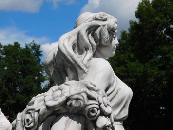 Statue d'une femme avec une couronne de fleurs – 175 cm – pierre classique