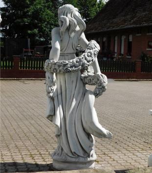 Statue d'une femme avec une couronne de fleurs – 175 cm – pierre classique