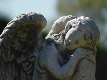 Figur „Engel auf Kugel“ – 36 cm – Stein