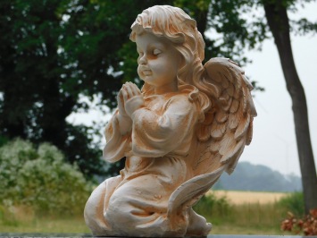 Knielende engel van polystone met klassieke uitstraling