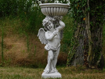 Grand ange avec un vase en polystone comme décoration élégante