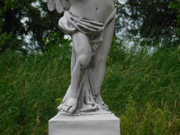 Grand ange avec un vase en polystone comme décoration élégante
