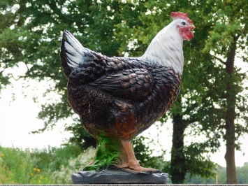 Coq en polystone brun foncé et blanc – style rustique