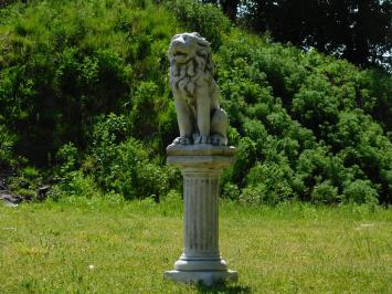 Löwenskulptur auf Sockel – 104 cm – Stein