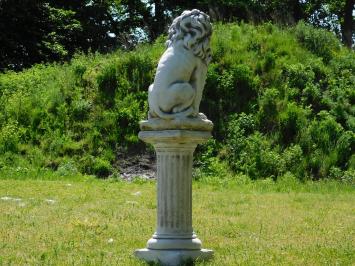 Löwenskulptur auf Sockel – 104 cm – Stein