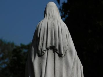 Maria - stenen beeld - 68 cm - klassiek wit - in detail