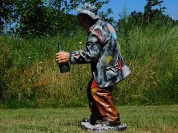 Groot beeld van een oude man met wandelstok en drankfles