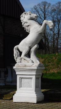 Statue Pferd auf Sockel - 160 cm - Stein