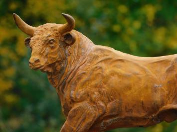 Een fraai beeld van een stier, gietijzer-rust