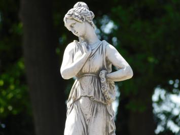 Tuinbeeld vrouw op ronde sokkel - 88 cm - steen - klassiek