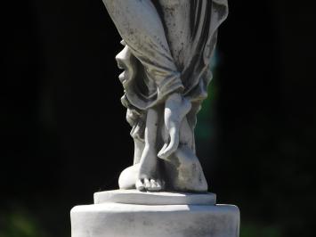 Tuinbeeld vrouw op ronde sokkel - 88 cm - steen - klassiek
