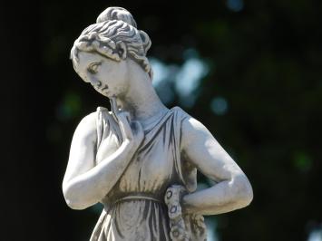 Tuinbeeld vrouw op ronde sokkel - 88 cm - steen - klassiek