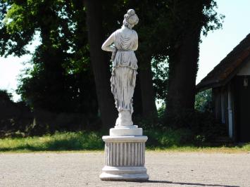 Tuinbeeld vrouw op ronde sokkel - 88 cm - steen - klassiek