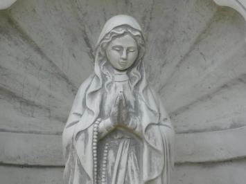 Maria in bidkapel - stenen beeld - 49 cm - klassiek wit