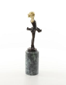 Een bronzen beeld/sculptuur van een meisje, een kleine ballerina