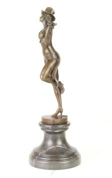 Een bronzen beeld/sculptuur van een theater danseres