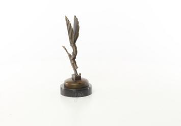 Een bronzen beeld/sculptuur van een figuur van een ooievaar