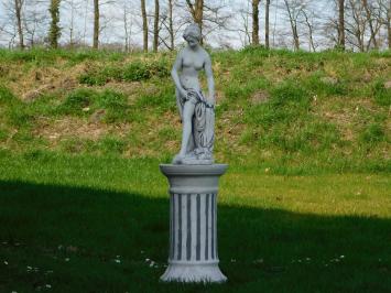 Statue Halbnackte Frau auf Sockel - 125 cm - Stein