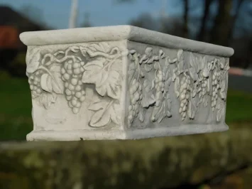 Blumenkasten mit Weintrauben – 70 cm breit – klassischer Stein