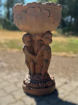 Klassieke stenen bloembak met engelfiguren in oxidekleur