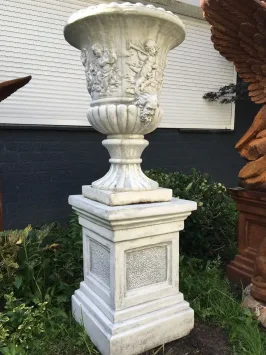 Pot de fleurs avec anges sur piédestal - 145 cm - pierre - exclusif