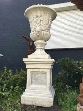 Pot de fleurs avec anges sur piédestal - 145 cm - pierre - exclusif