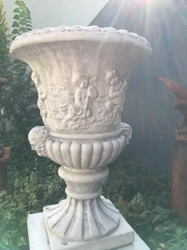 Pot de fleurs avec anges sur piédestal - 145 cm - pierre - exclusif