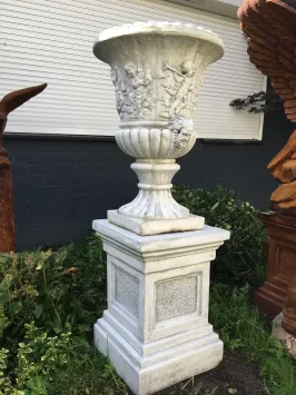 Pot de fleurs avec anges sur piédestal - 145 cm - pierre - exclusif