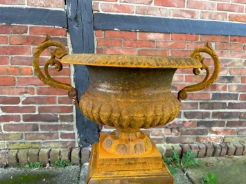 Vase de jardin sur piédestal – 86 cm – fonte oxydée ou noire