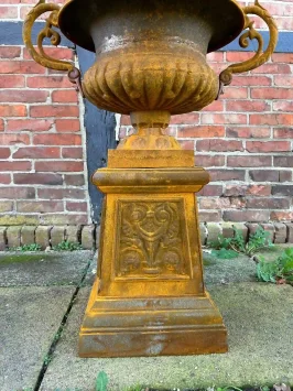 Gartenvase aus Gusseisen auf Sockel – 86 cm – klassisch