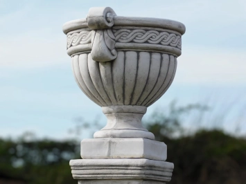 Pot de fleurs sur pied – 90 cm – forme gobelet classique – pierre