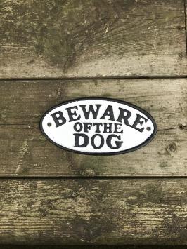 Een gietijzeren bordje met hierop de tekst: 'BEWARE OF THE DOG', mooie vette letters!