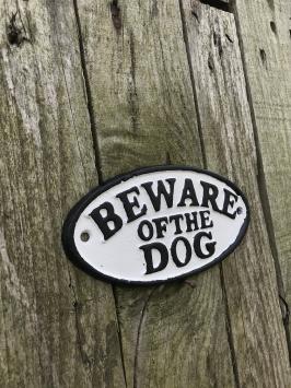 Ein gusseisernes Schild mit der Aufschrift: 'BEWARE OF THE DOG', schöne fette Buchstaben!