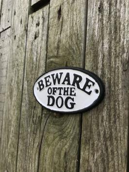 Ein gusseisernes Schild mit der Aufschrift: 'BEWARE OF THE DOG', schöne fette Buchstaben!