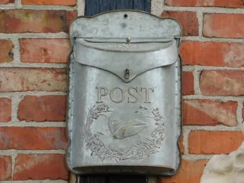 Zinken wandbrievenbus – vintage postbus – afsluitbaar