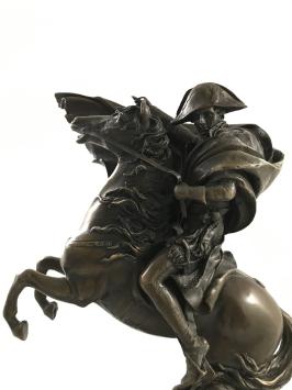 Eine Bronzestatue von Napoleon zu Pferd